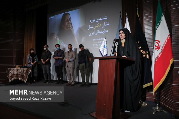 مریم کامیاب عکاس خبرگزاری مهر  در حال سخنرانی در مراسم ششمین دوره نشان عکس سال مطبوعاتی است