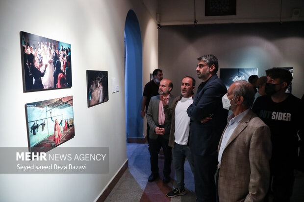 ایمان شمسایی مدیرکل مطبوعات و خبرگزاری‌های داخلی در حال بازدید از نمایشگاه ششمین دوره نشان عکس سال مطبوعاتی است