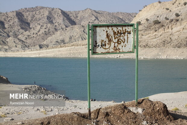 خشک شدن قسمت هایی از سد ایلام 14