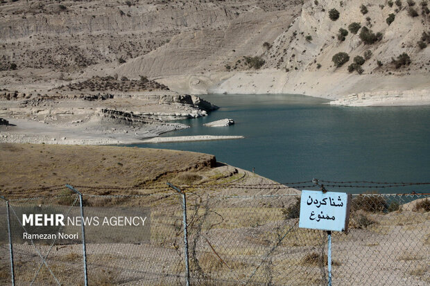 خشک شدن قسمت هایی از سد ایلام 3