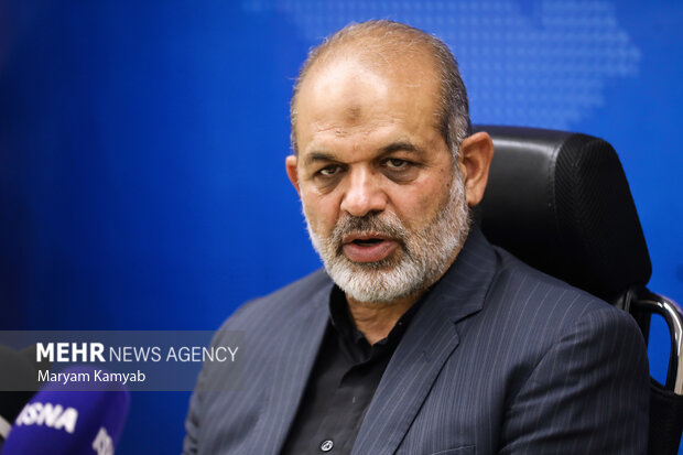 احمد وحیدی وزیر کشور در حال پاسخ گویی به سوالات خبرنگاران است