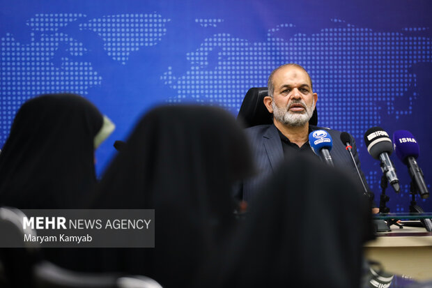 احمد وحیدی وزیر کشور در حال پاسخ گویی به سوالات خبرنگاران است
