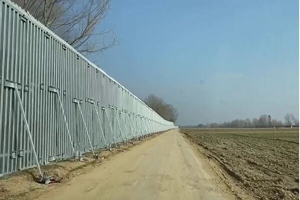 آغاز حصارکشی زمینهای رها شده در یزد