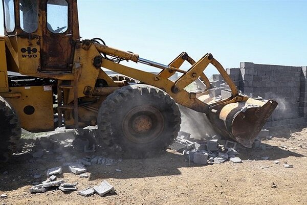 بیش از ۹۲۷ متر از سازه های غیر مجاز در رشت تخریب شد