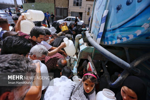 لذت آبِ طعم دار و بودار در تبریز/ مردم به آب معدنی پناه آوردند