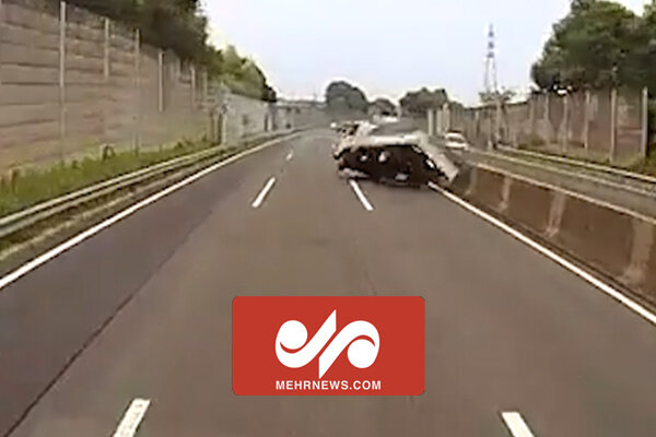 لحظه واژگونی وحشتناک یک کامیون باری در ژاپن 