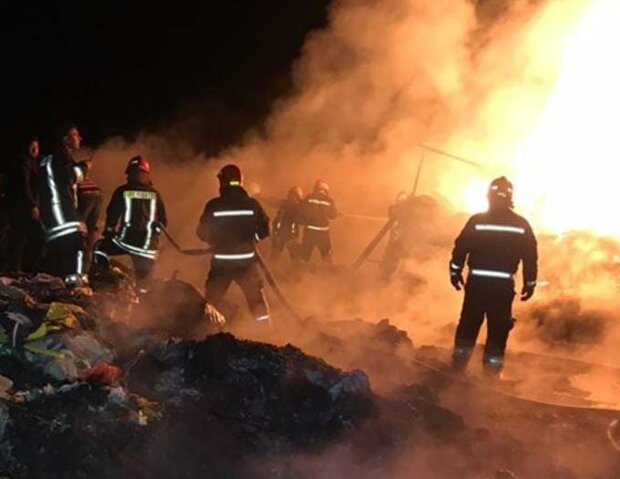 آتش سوزی گسترده در شهرک فرش آران و بیدگل / ۳ واحد در آتش می‌سوزد
