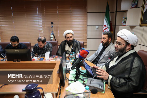 حجت الاسلام مجید باباخانی رئیس سازمان هیأت و تشکل‌های دینی در حال پاسخگویی به سوالت خبرنگاران در مراسم نشست خبری رییس سازمان هیات و تشکل های دینی است