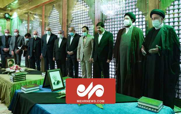 Raisi, cabinet members renew allegiance to Imam Khomeini