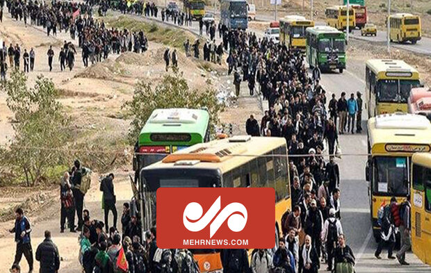 Ziyaretçiler Necef kentine geçmek için Mehran Sınır Kapısı'ndan geçiyor
