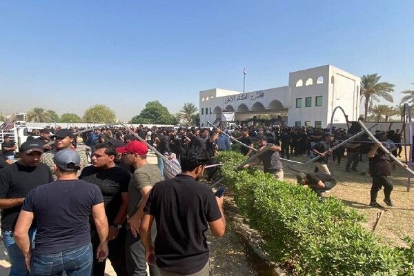 انصار التيار الصدري يتظاهرون أمام مجلس القضاء