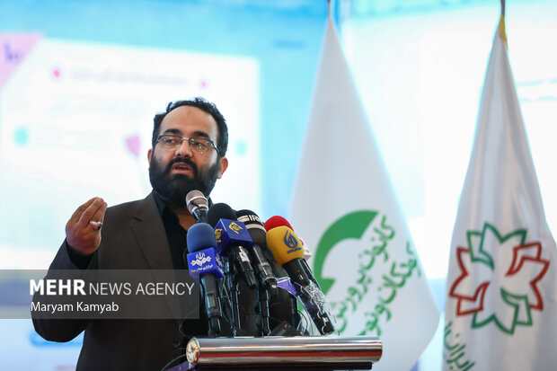 احمد عبودتیان دستیار رئیس جمهور در امر مردمی‌سازی دولت در حال سخنرانی در مراسم افتتاح نمایشگاه ایران نوشت است