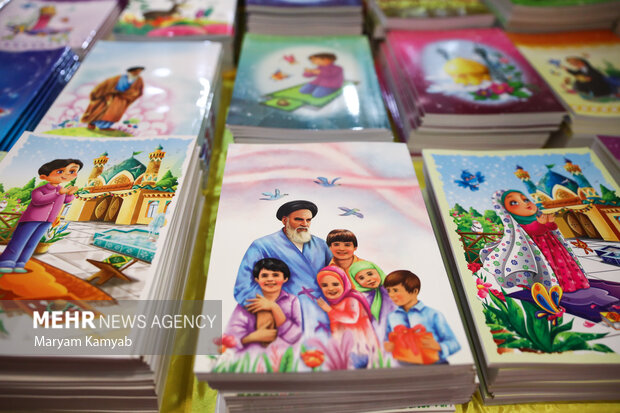 نمایشگاه ایران نوشت؛ رنگین کمانی از الگوها و قهرمان ایرانی