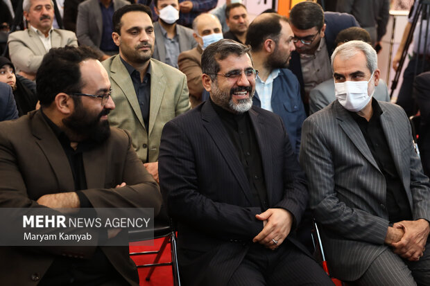 یوسف نوری وزیر آموزش و پرورش و محمدمهدی اسماعیلی وزیر ارشاد در مراسم افتتاح نمایشگاه ایران نوشت حضور دارند