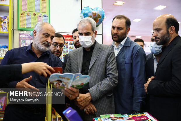 یوسف نوری وزیر آموزش و پرورش در حال بازدید از  نمایشگاه ایران نوشت است