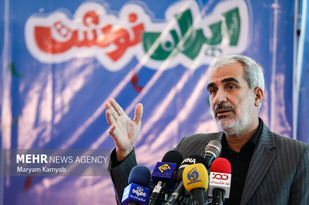 یوسف نوری وزیر آموزش و پرورش در حال سخنرانی در مراسم افتتاح نمایشگاه ایران نوشت است