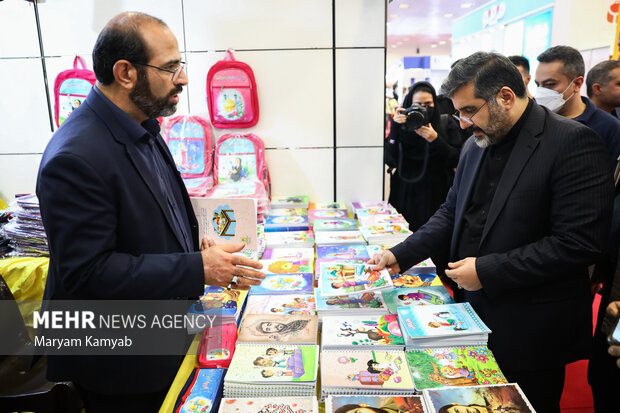 محمدمهدی اسماعیلی وزیر ارشاد در حال بازدید از  نمایشگاه ایران نوشت است
