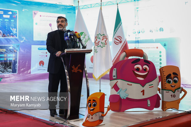 محمدمهدی اسماعیلی وزیر ارشاد در حال سخنرانی در مراسم افتتاح نمایشگاه ایران نوشت است