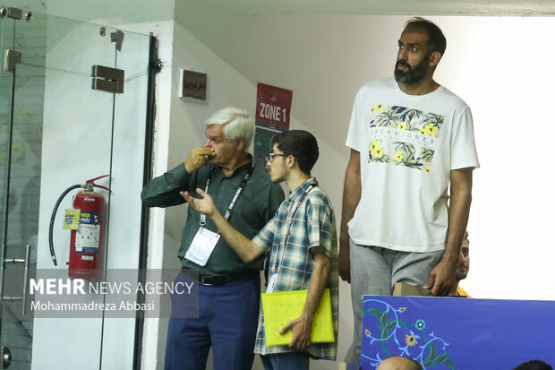 حامد حدادی بازیکن تیم بسکتبال ایران در دیدار تیم های بسکتبال نوجوانان ایران و ژاپن در سالن مسابقه حضور دارد