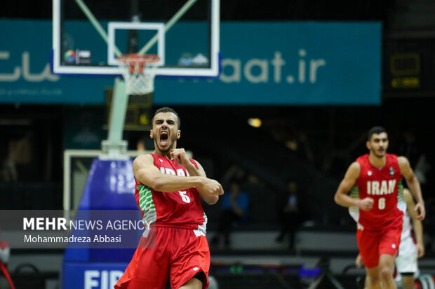 بازیکن تیم بسکتبال ایران در حال شادی هنگام دریافت امتیاز در دیدار تیم های بسکتبال ایران و ژاپن است
