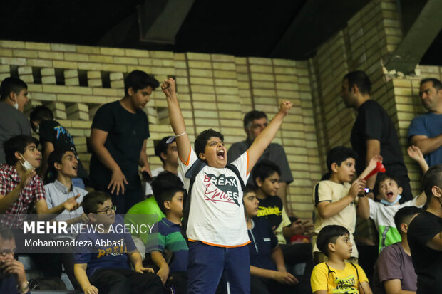 هواداران تیم بسکتیال نوجوانان ایران در حال شادی پس از امتیاز گرفتن تیم ایران در دیدار تیم های بسکتبال نوجوانان ایران و ژاپن هستند