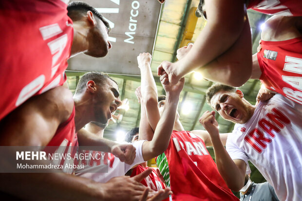 بازیکنان تیم بسکتبال نوجوانان ایران پس از برد تیم بسکتبال ژاپن در حال شادی هستند
