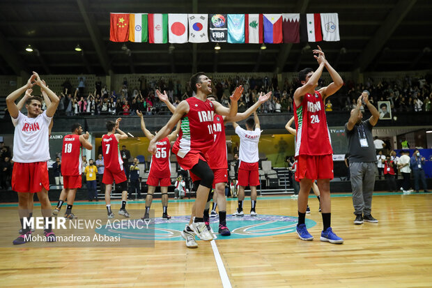 بازیکنان تیم بسکتبال نوجوانان ایران پس از برد تیم بسکتبال ژاپن در حال شادی هستند
