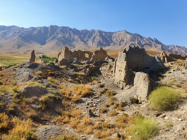 روستایی متروک با سنگ قبرهایی سالم تر از خانه هایش! + تصاویر