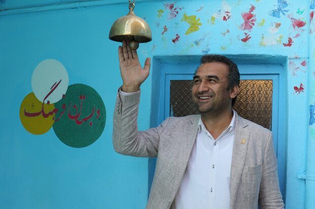 مردی که عمرش را پای تحصیل کودکان مهاجر گذاشته است مردی که عمرش را پای تحصیل کودکان مهاجر گذاشته است