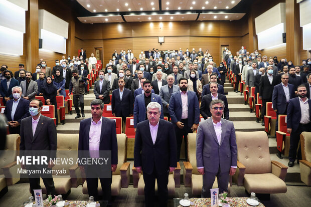 حاضرین در مراسم رونمایی از فینوداد بانک ملی در حال ادای احترام به پخش سرود جمهوری اسلامی ایران هستند