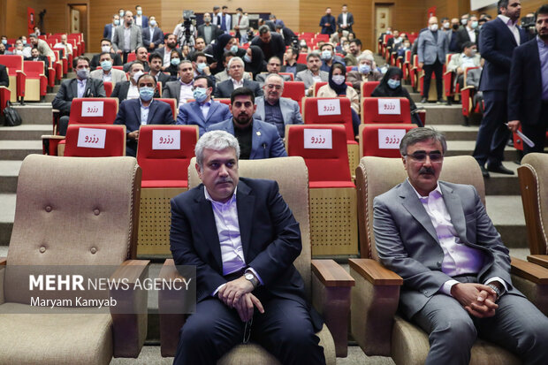 سورنا ستاری معاون علمی و فناوری رئیس جمهور و محمدرضا فرزین مدیرعامل بانک ملی در مراسم رونمایی از فینوداد بانک ملی ایران حضور دارند