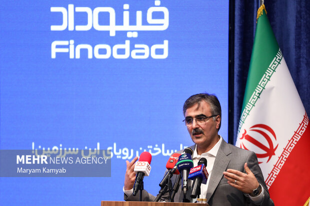 محمدرضا فرزین مدیرعامل بانک ملی در حال سخنرانی در مراسم رونمایی از فینوداد بانک ملی ایران است