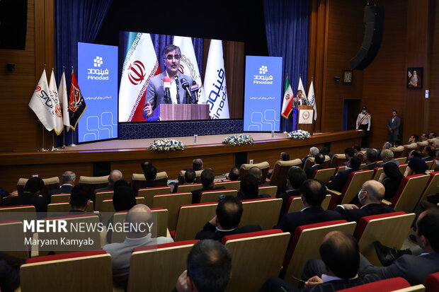 محمدرضا فرزین مدیرعامل بانک ملی در حال سخنرانی در مراسم رونمایی از فینوداد بانک ملی ایران است