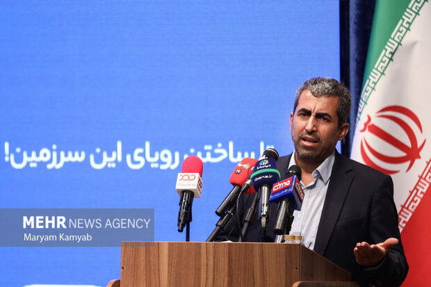 محمدرضا پورابراهیمی رئیس کمیسیون اقتصادی مجلس در حال سخنرانی در مراسم رونمایی از فینوداد بانک ملی ایران است