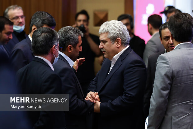 سورنا ستاری معاون علمی و فناوری رئیس جمهور و محمدرضا پورابراهیمی رئیس کمیسیون اقتصادی مجلس در مراسم رونمایی از فینوداد بانک ملی ایران حضور دارند