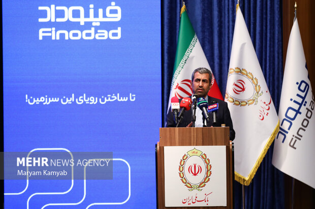 محمدرضا پورابراهیمی رئیس کمیسیون اقتصادی مجلس در حال سخنرانی در مراسم رونمایی از فینوداد بانک ملی ایران است