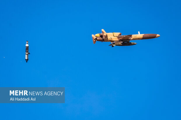 پهپاد کرار در دومین روز رزمایش مشترک پهپادی ۱۴۰۱ ارتش جمهوری اسلامی در حال پرواز در آسمان است