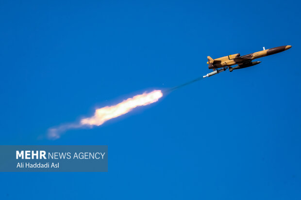 پهپاد کرار در دومین روز رزمایش مشترک پهپادی ۱۴۰۱ ارتش جمهوری اسلامی در حال پرواز در آسمان است