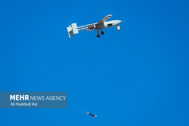 پهپاد ابابیل در دومین روز رزمایش مشترک پهپادی ۱۴۰۱ ارتش جمهوری اسلامی در حال پرواز در آسمان است