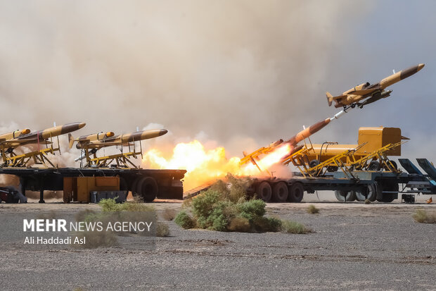 پهپاد کرار در دومین روز رزمایش مشترک پهپادی ۱۴۰۱ ارتش جمهوری اسلامی در پرتاب و حرکت به سمت هدف است