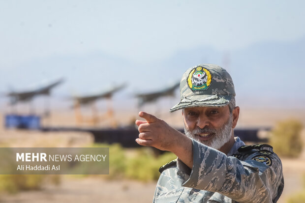 امیر سید عبدالرحیم موسوی فرمانده ارتش جمهوری اسلامی در دومین روز رزمایش مشترک پهپادی ۱۴۰۱ حضور دارد