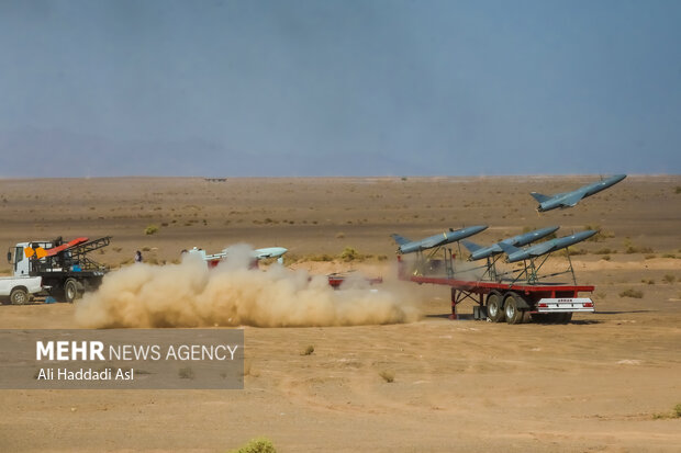 پهپاد آرش در دومین روز رزمایش مشترک پهپادی ۱۴۰۱ ارتش جمهوری اسلامی در پرتاب و حرکت به سمت هدف است