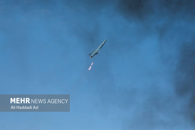 پهپاد آرش در دومین روز رزمایش مشترک پهپادی ۱۴۰۱ ارتش جمهوری اسلامی در حال پرواز در آسمان است