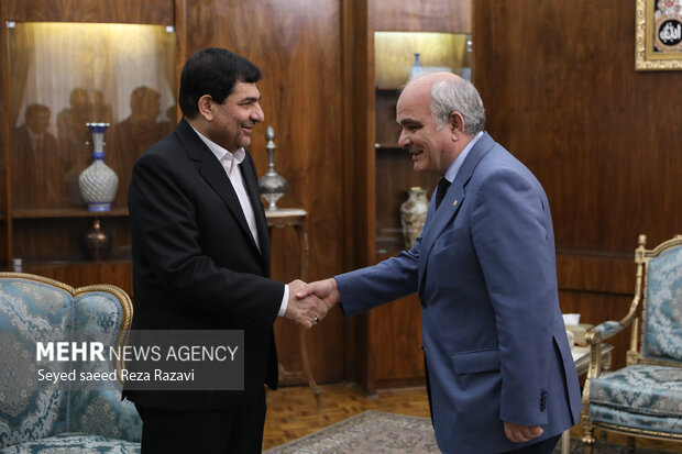 محمد مخبر معاون اول رئیس جمهور در حال استقبال از لوان جاگاریان، سفیر روسیه در ایران است 