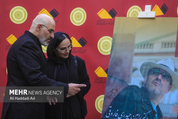 نشان خورشید مستندسازان در دست رامین حیدری فاروقی