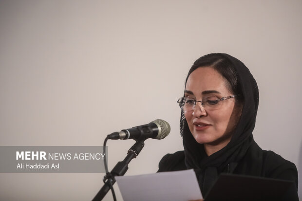 نشان خورشید مستندسازان در دست رامین حیدری فاروقی