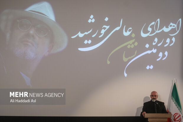 رامین فاروقی در مراسم اعطای نشان خورشید در حال سخنرانی است