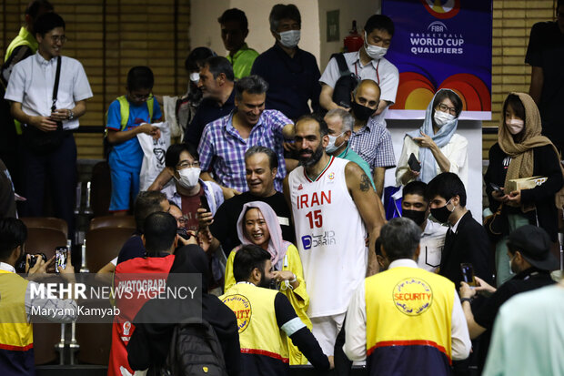 طرفداران تیم ملی بسکتبال ژاپن در پایان بازی مقابل ایران در حال گرفتن عکس یادگاری با حامد حدادی بازیکن تیم ملی بسکتبال ایران هستند 