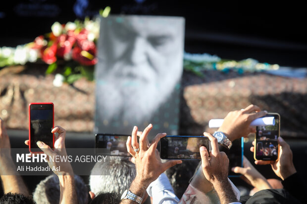 Ünlü şair Huşeng İbtihac'ın cenaze töreninden fotoğraflar