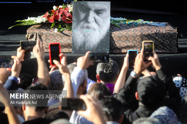 Ünlü şair Huşeng İbtihac'ın cenaze töreninden fotoğraflar